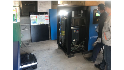 睿寂行空壓機售后服務工程師在現場 睿寂行空壓機售后服務工程師在現場