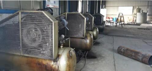 替換下來的老舊活塞機(jī) 替換下來的老舊活塞機(jī)